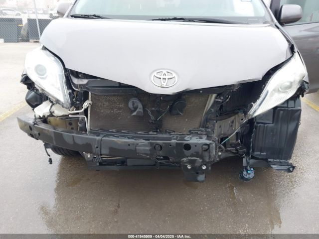 5TDYZ3DC8HS776058 Toyota Sienna Xle 8 Passenger