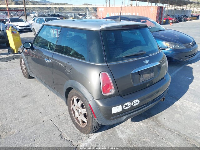 2006 MINI COOPER WMWRC33586TJ75043 Photo 2