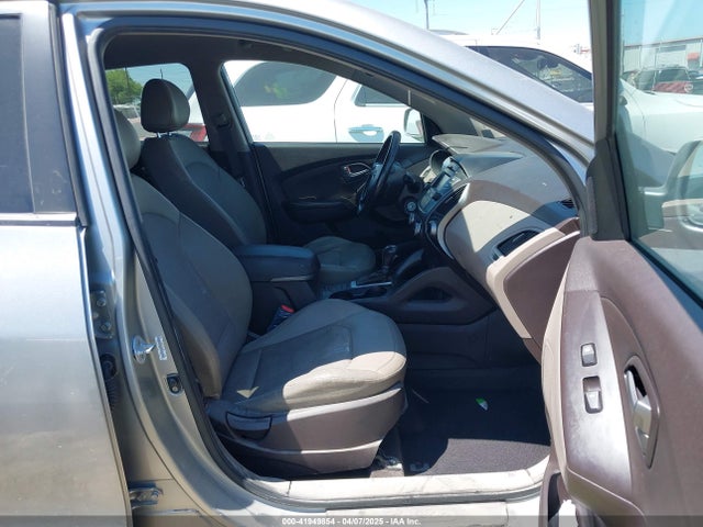 KM8JU3AG2FU043760 Hyundai TUCSON SE