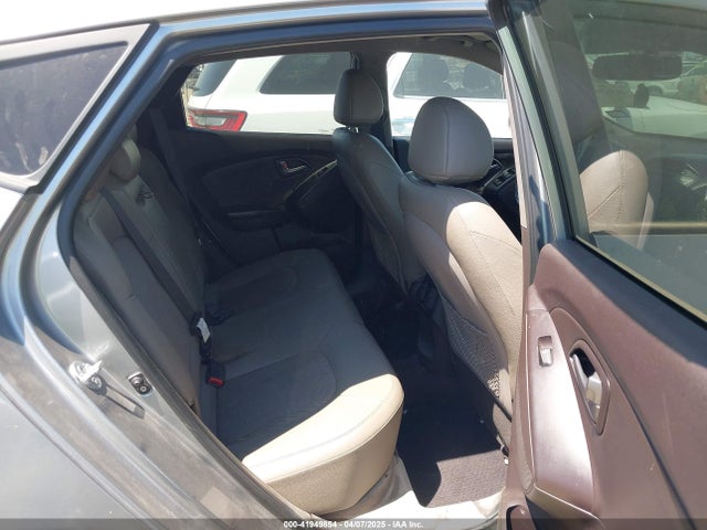 KM8JU3AG2FU043760 Hyundai TUCSON SE