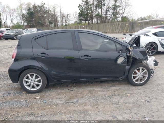 JTDKDTB32F1576858 Toyota Prius C Three