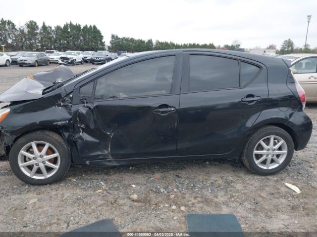 JTDKDTB32F1576858 Toyota Prius C Three