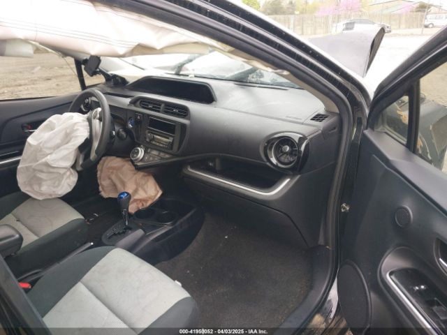 JTDKDTB32F1576858 Toyota Prius C Three