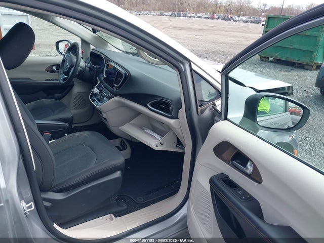 2C4RC1DG2HR708960 Chrysler Pacifica Touring