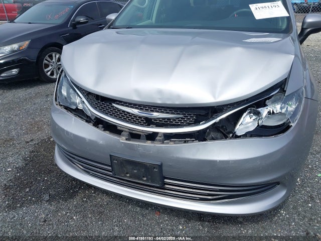 2C4RC1DG2HR708960 Chrysler Pacifica Touring