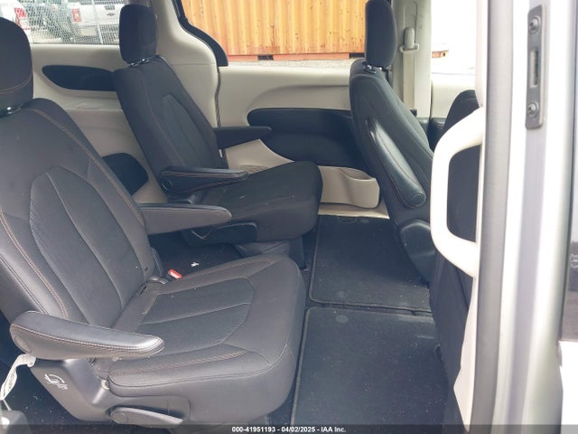 2C4RC1DG2HR708960 Chrysler Pacifica Touring