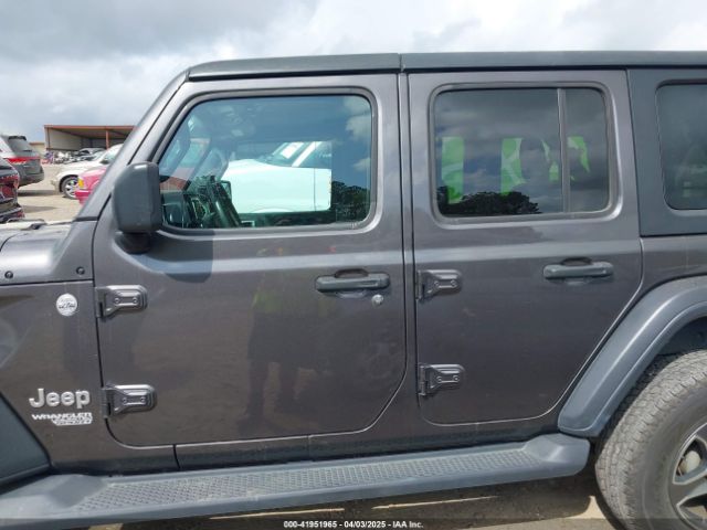 1C4HJXDG8JW112639 Jeep Wrangler Unlimited Sport S 4x4