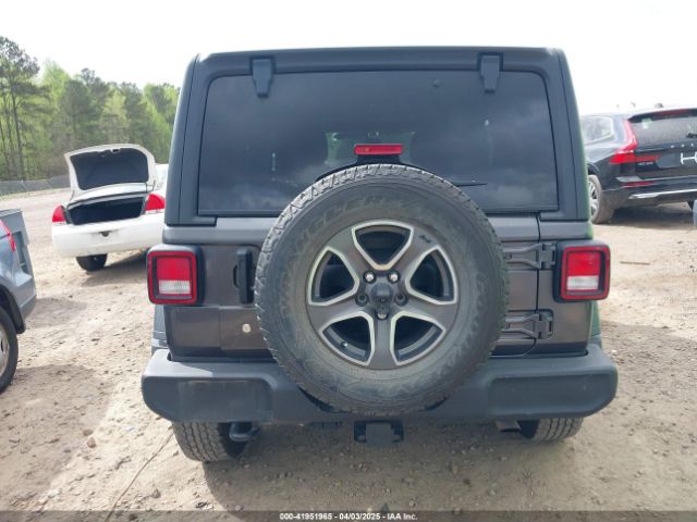 1C4HJXDG8JW112639 Jeep Wrangler Unlimited Sport S 4x4