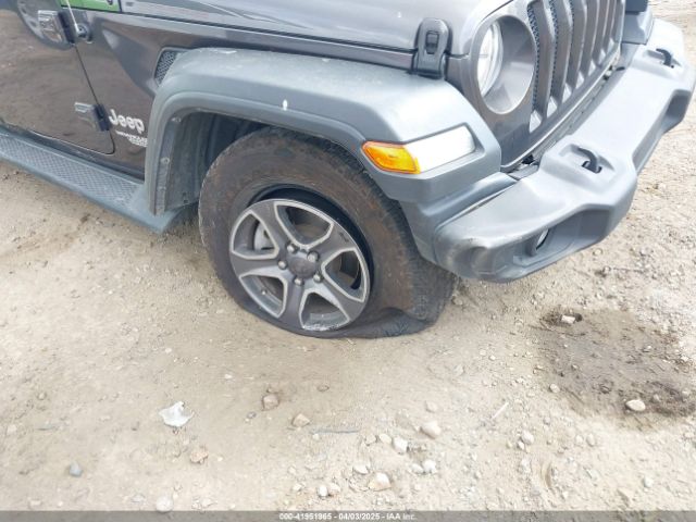 1C4HJXDG8JW112639 Jeep Wrangler Unlimited Sport S 4x4