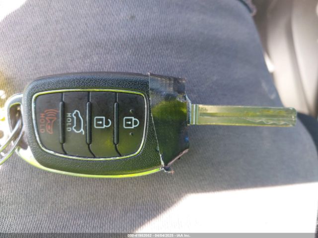 KM8J2CA43LU241383 Hyundai TUCSON SE