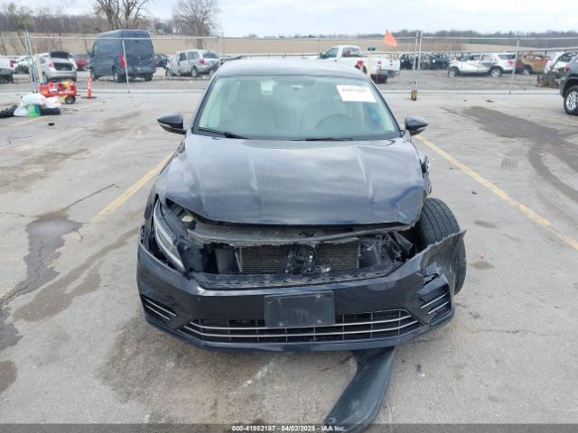 1VWDT7A38HC083307 Volkswagen Passat 1.8t R-line