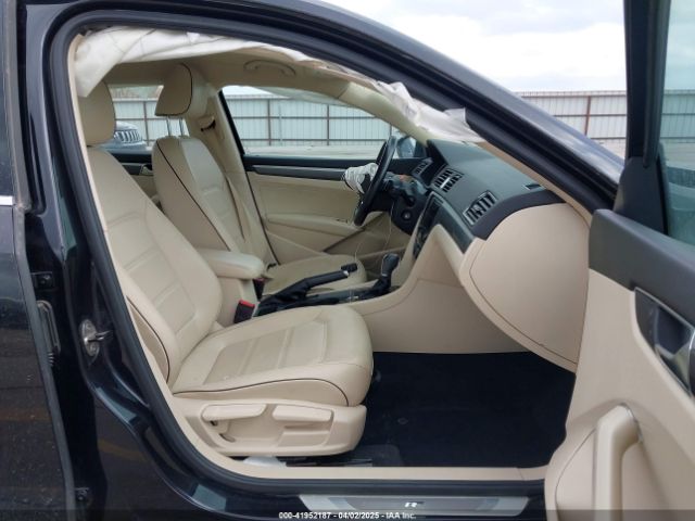 1VWDT7A38HC083307 Volkswagen Passat 1.8t R-line