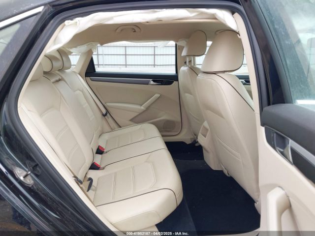 1VWDT7A38HC083307 Volkswagen Passat 1.8t R-line