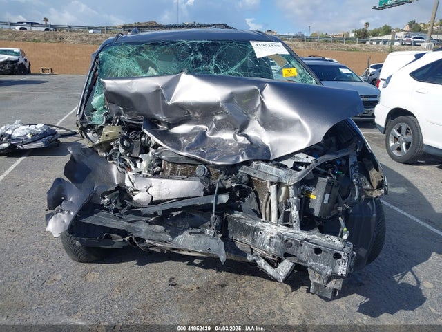 5TDYZ3DC8KS969639 Toyota Sienna Xle 8 Passenger