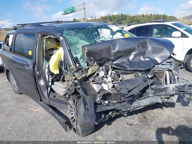 5TDYZ3DC8KS969639 Toyota Sienna Xle 8 Passenger