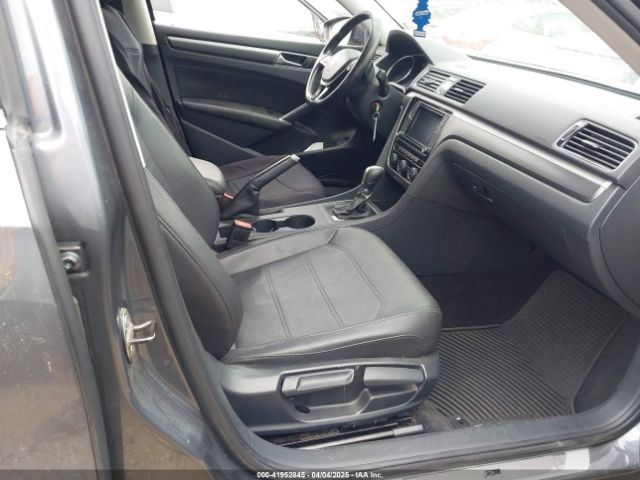 1VWDT7A34HC060154 Volkswagen Passat 1.8t R-line