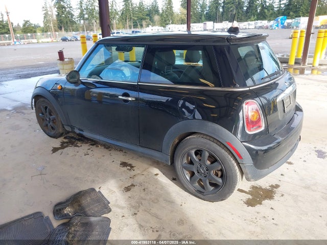 2010 MINI COOPER WMWMF3C57ATZ65458 Photo 2