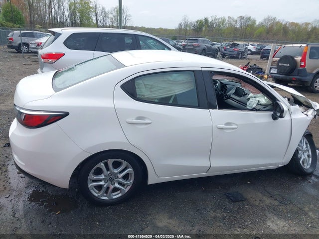 3MYDLBYV9HY175824 Toyota YARIS IA