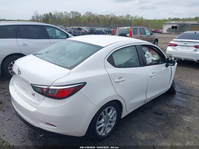 3MYDLBYV9HY175824 Toyota YARIS IA