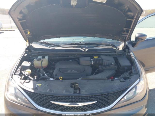 2C4RC1DG0HR587782 Chrysler Pacifica Touring