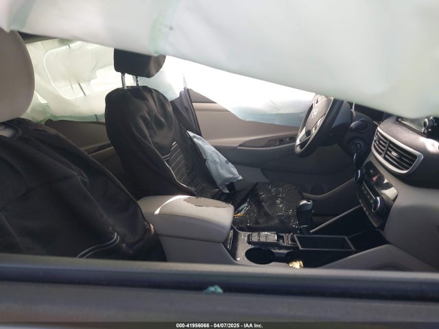 KM8J2CA48KU872175 Hyundai TUCSON SE
