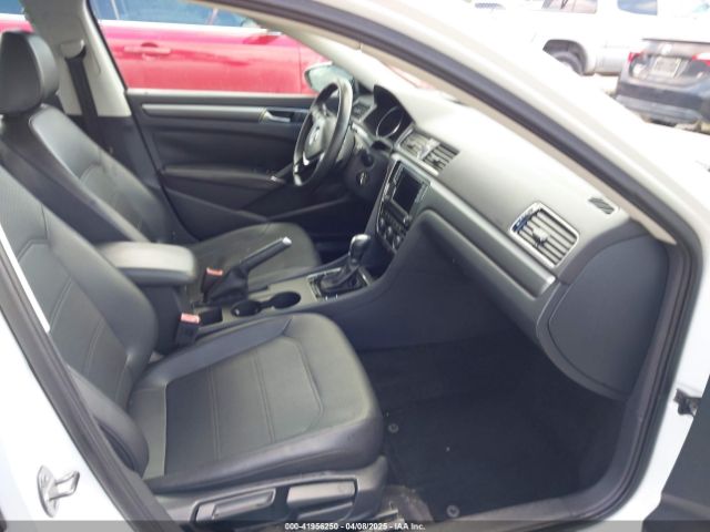 1VWDT7A33HC019966 Volkswagen Passat 1.8t R-line