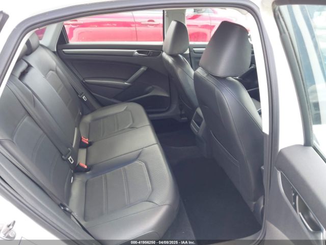 1VWDT7A33HC019966 Volkswagen Passat 1.8t R-line