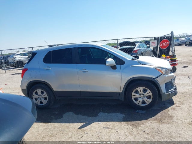 3GNCJKSB4JL173889 Chevrolet TRAX LS