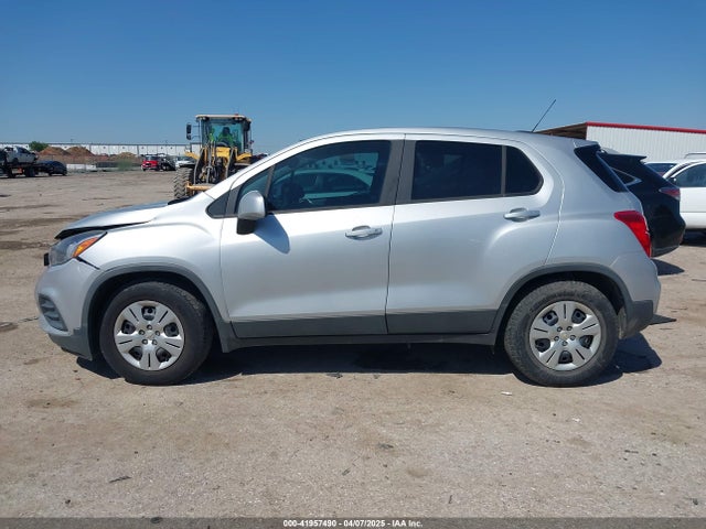 3GNCJKSB4JL173889 Chevrolet TRAX LS