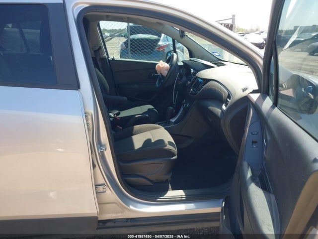 3GNCJKSB4JL173889 Chevrolet TRAX LS