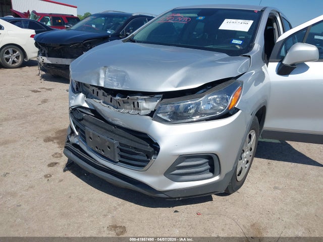3GNCJKSB4JL173889 Chevrolet TRAX LS