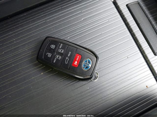 5TDDSKFC8NS047144 Toyota Sienna Xse