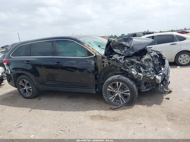 5TDZARFH6KS045045 Toyota Highlander Le