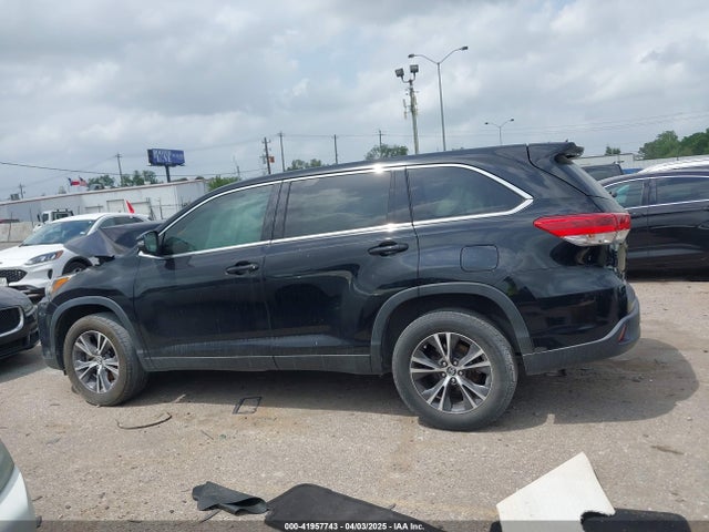 5TDZARFH6KS045045 Toyota Highlander Le