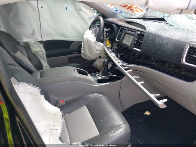 5TDZARFH6KS045045 Toyota Highlander Le