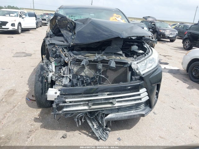 5TDZARFH6KS045045 Toyota Highlander Le