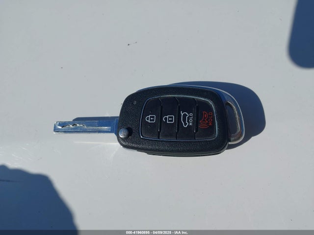 KM8SMDHF5HU257085 Hyundai Santa Fe Se