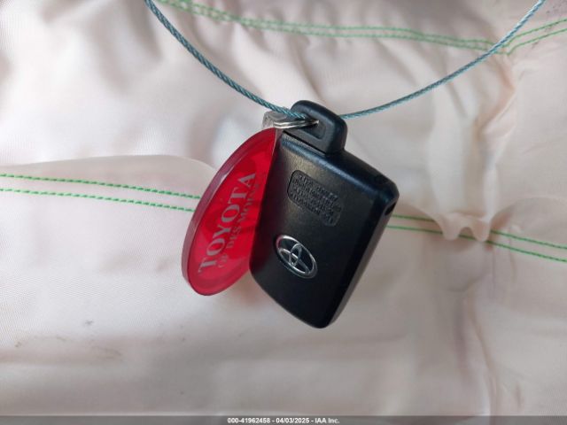 JTDZN3EU3HJ073987 Toyota Prius V Four