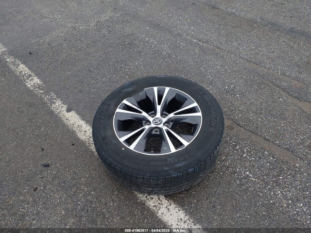 5TDZARFH5KS052679 Toyota Highlander Le