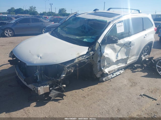 5TDKZRFH0JS533562 Toyota Highlander Xle