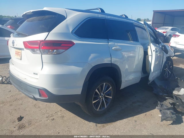 5TDKZRFH0JS533562 Toyota Highlander Xle