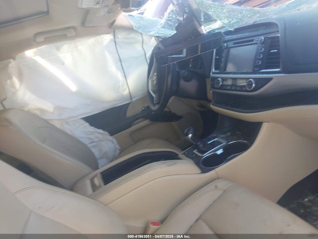 5TDKZRFH0JS533562 Toyota Highlander Xle