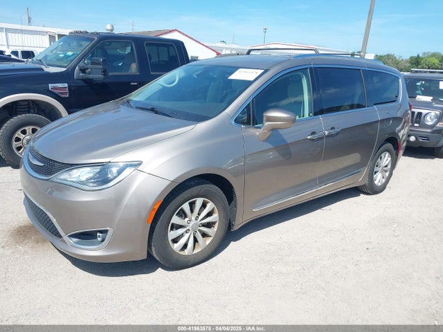 Chrysler Pacifica Touring L 2018 2C4RC1BG7JR217406 Image 2