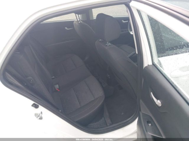 3KPA25AD1NE437453 KIA Rio 5-door S