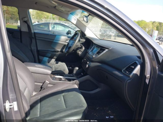 KM8J33A4XGU188068 Hyundai TUCSON SE