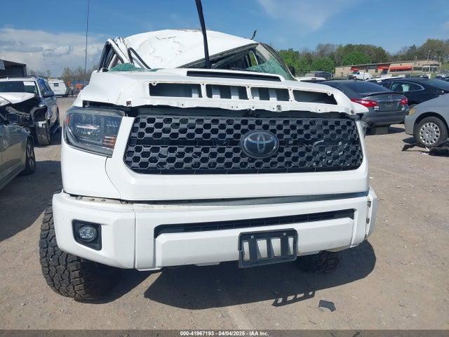 5TFDY5F11JX709794 Toyota Tundra Sr5 5.7l V8
