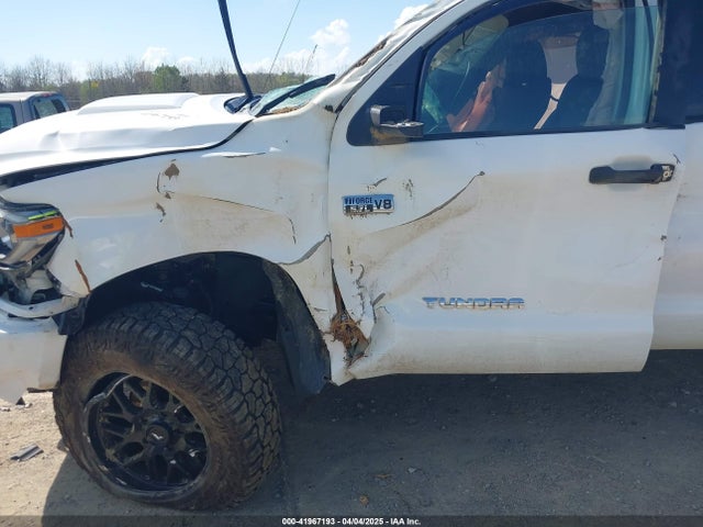 5TFDY5F11JX709794 Toyota Tundra Sr5 5.7l V8