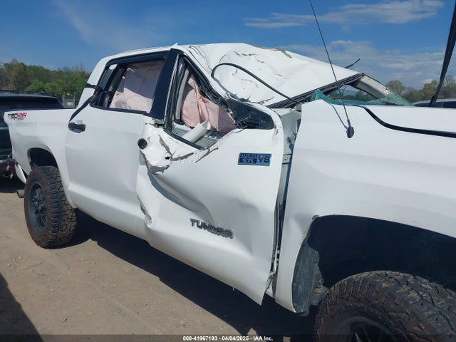 5TFDY5F11JX709794 Toyota Tundra Sr5 5.7l V8