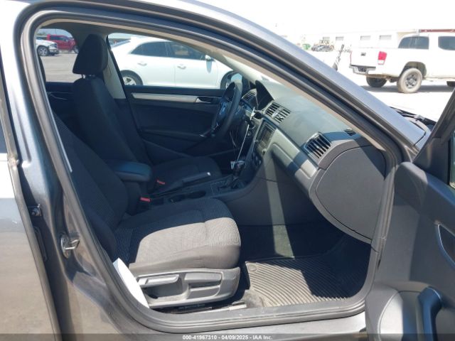 1VWAT7A37HC069014 Volkswagen Passat 1.8t S