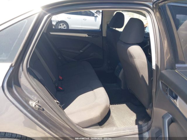 1VWAT7A37HC069014 Volkswagen Passat 1.8t S